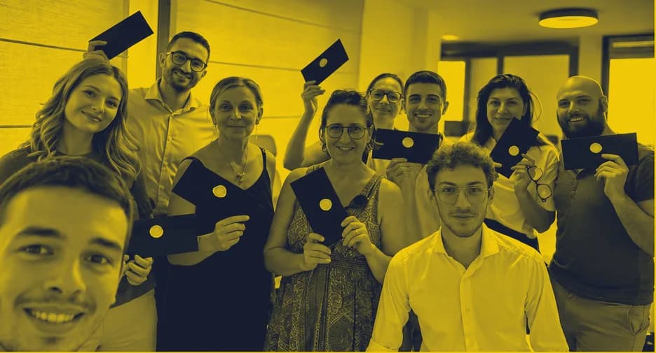 Foto di gruppo dei partecipanti a un corso Stabilidea, sorridenti, a fine giornata