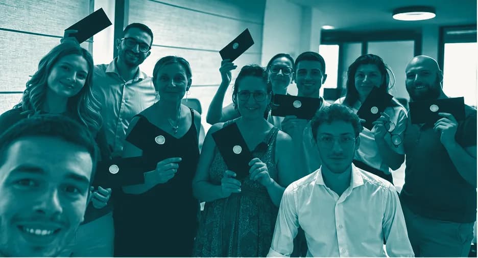Foto di gruppo dei partecipanti a un corso Stabilidea, sorridenti, a fine giornata