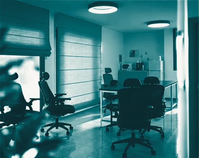 La sala dei corsi negli uffici di Montebelluna, con il tavolo e le sedie pronte